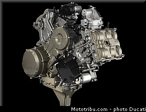 ducati_2013_panigale_1199_r_0101.jpg