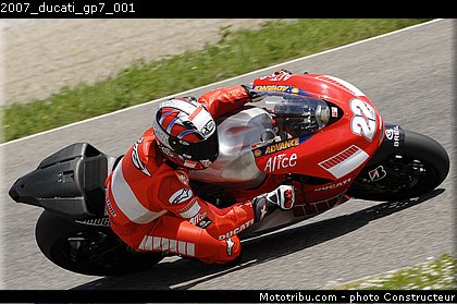 2007_ducati_gp7_001.jpg