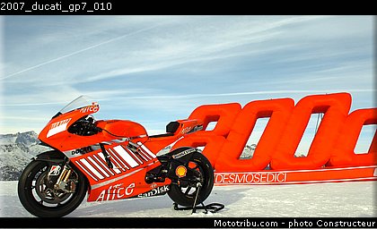 2007_ducati_gp7_010.jpg
