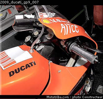 2009_ducati_gp9_007.jpg