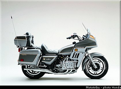 honda_gold_wing_1982.jpg