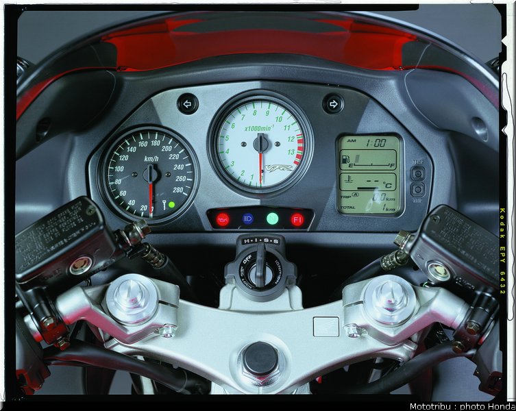 honda_800_vfr_2000_015