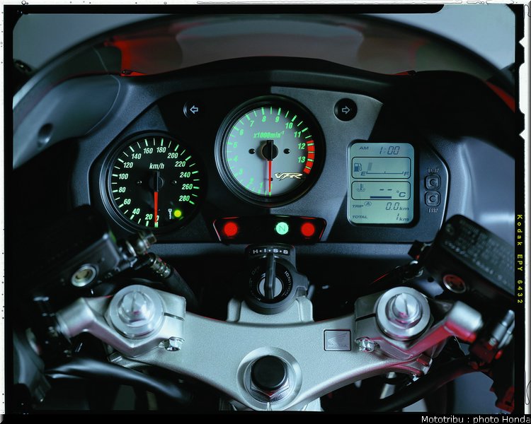 honda_800_vfr_2000_016