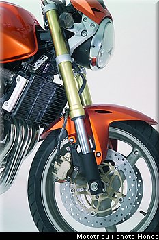 honda_600hornet_2005_033.jpg