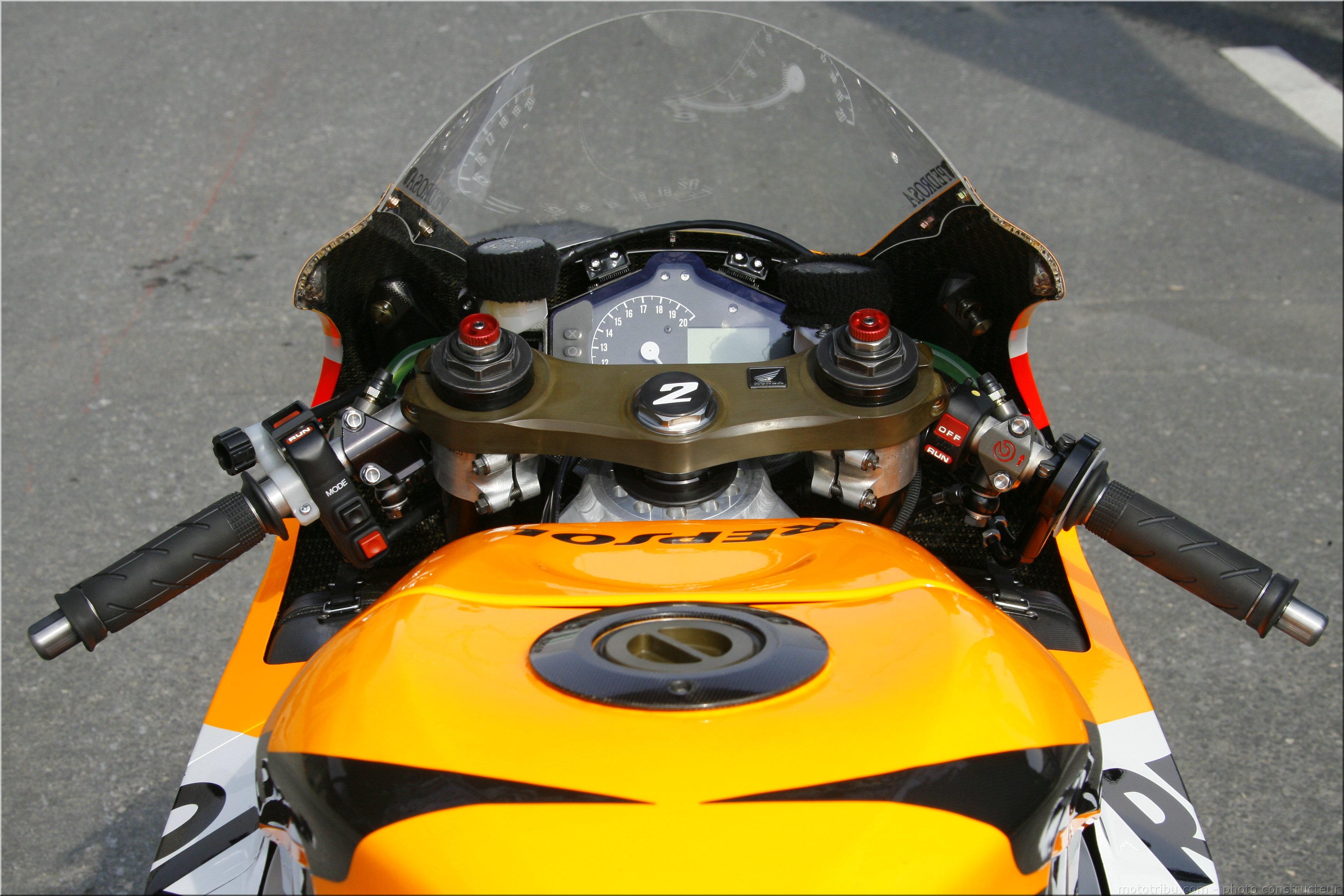 MOTO 