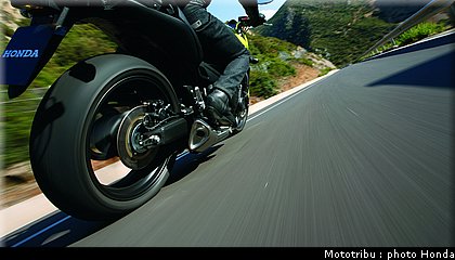 honda_600hornet_2009_0024.jpg