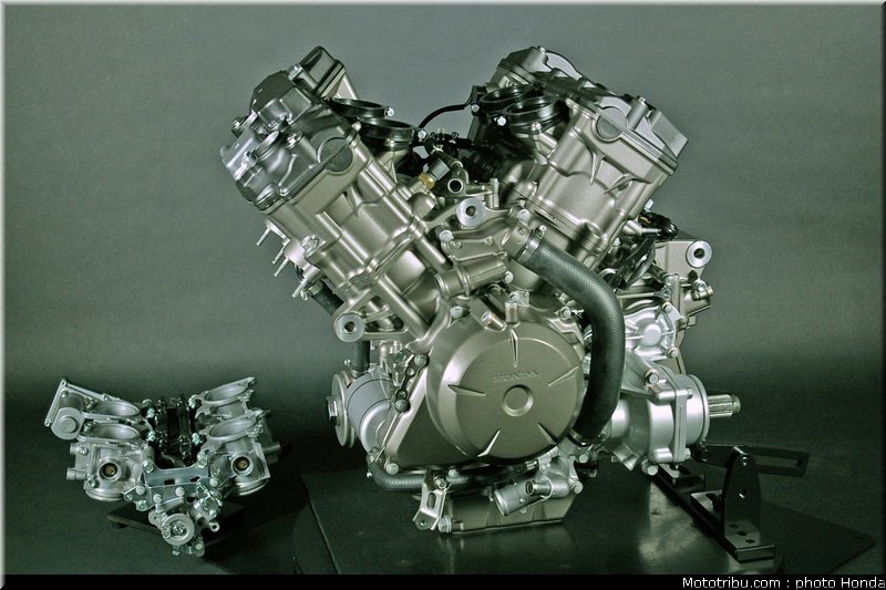 honda_vfr_1200f_2010_moteur_010