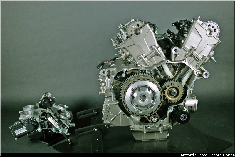 honda_vfr_1200f_2010_moteur_043
