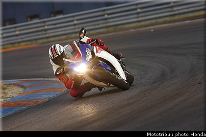 honda_1000_cbr_rr_2011_001.jpg