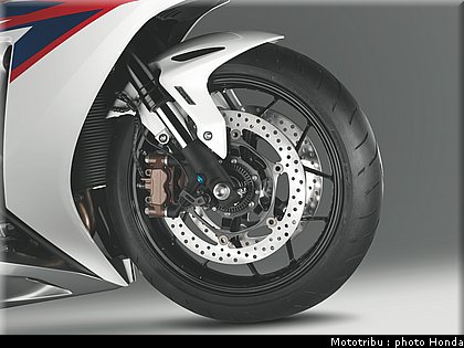 honda_1000_cbr_rr_2012_055.jpg