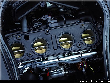 kawasaki_zx10r_2007_014.jpg