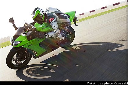 kawasaki_zx10r_2008_0002.jpg