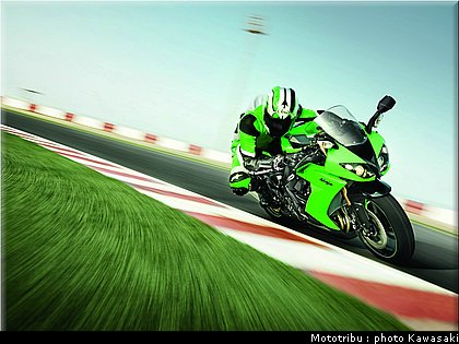 kawasaki_zx10r_2008_0003.jpg