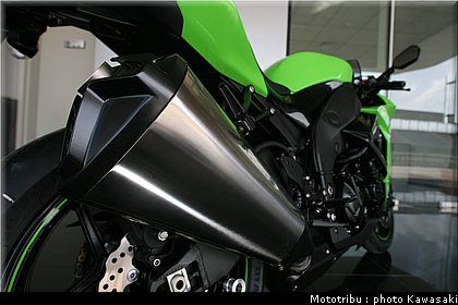 kawasaki_zx10r_2008_0103.jpg