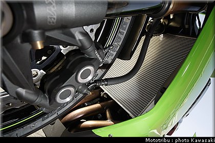 kawasaki_zx10r_2008_0105.jpg