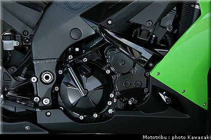 kawasaki_zx10r_2008_0107.jpg