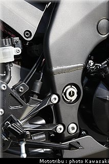 kawasaki_zx10r_2008_0222.jpg