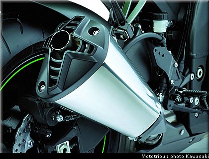 kawasaki_zx10r_2008_0224.jpg