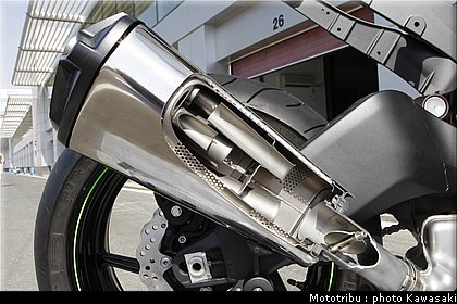 kawasaki_zx10r_2008_0227.jpg