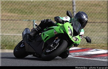 kawasaki_zx6r_2009_003.jpg