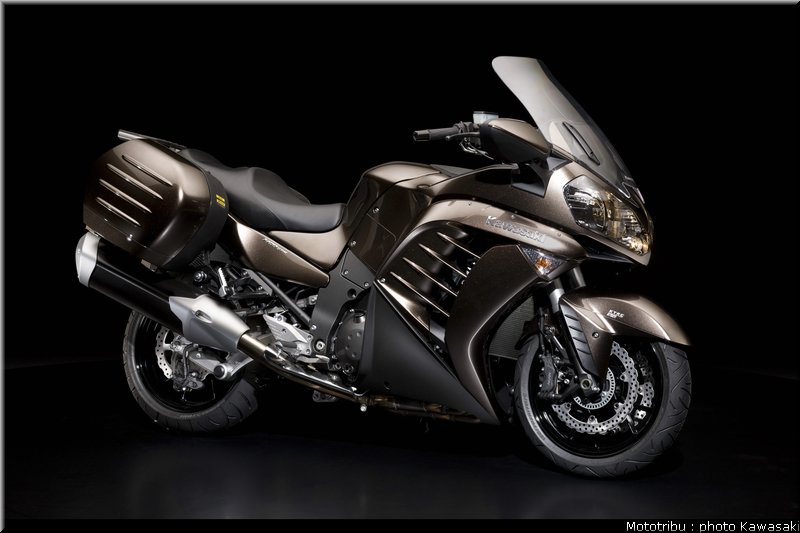 kawasaki_1400_gtr_2010_1