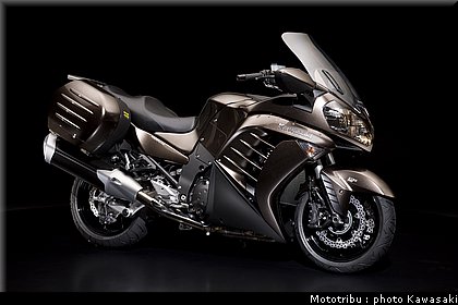 kawasaki_1400_gtr_2010_1.jpg