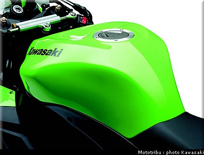 kawasaki_zx10r_2010_012.jpg