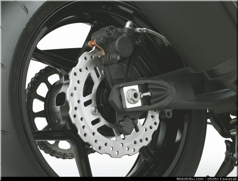 kawasaki_2011_z750r_025