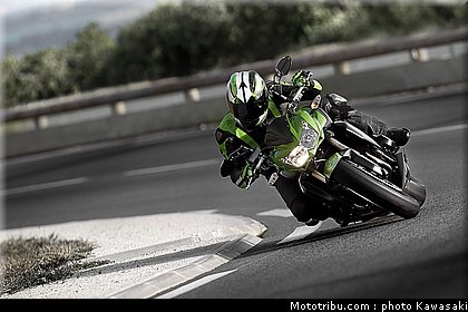 kawasaki_2011_z750r_001.jpg