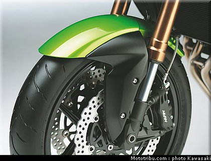 kawasaki_2011_z750r_017.jpg