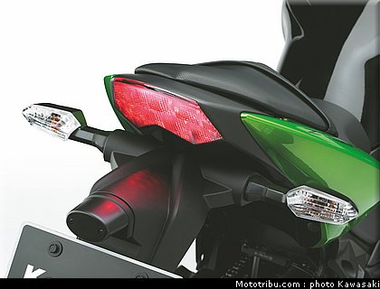 kawasaki_2011_z750r_019.jpg