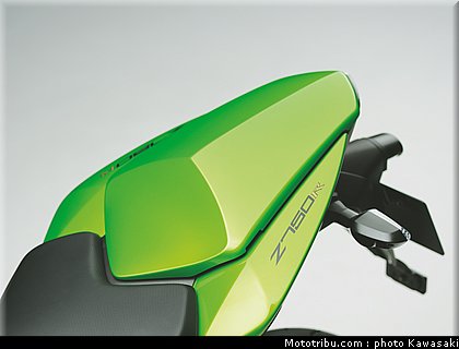 kawasaki_2011_z750r_020.jpg