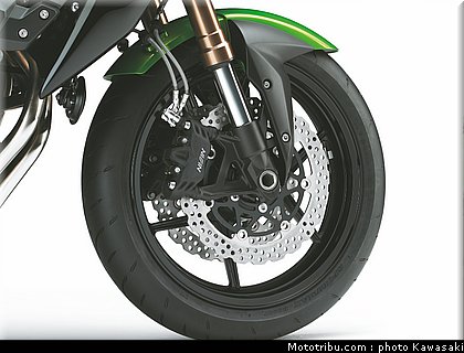 kawasaki_2011_z750r_023.jpg