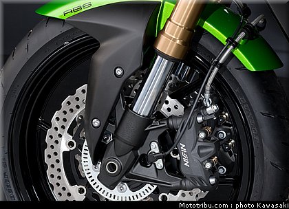 kawasaki_2011_z750r_024.jpg
