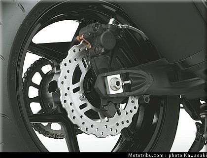 kawasaki_2011_z750r_025.jpg