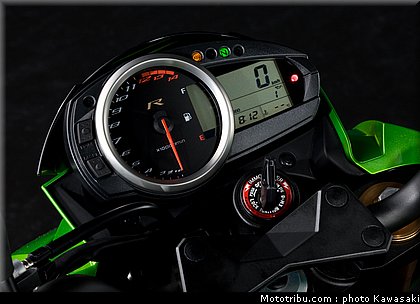 kawasaki_2011_z750r_027.jpg