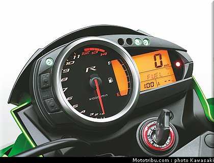 kawasaki_2011_z750r_028.jpg