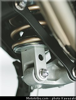 kawasaki_2011_z750r_030.jpg