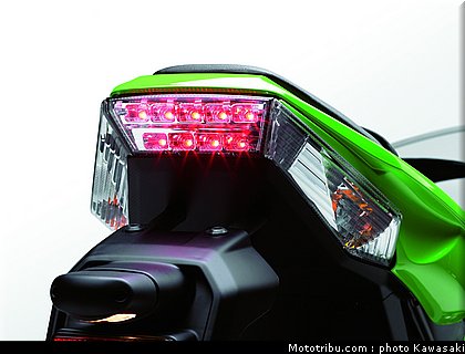 kawasaki_zx10r_2011_0042.jpg