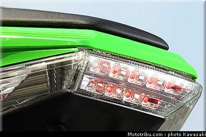 kawasaki_zx10r_2011_0051.jpg