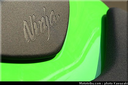 kawasaki_zx10r_2011_0052.jpg
