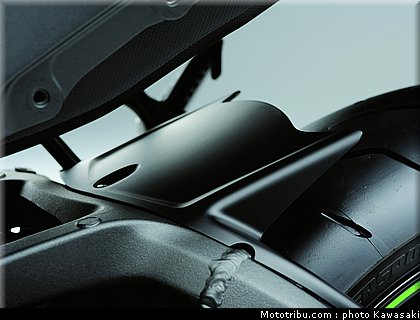 kawasaki_zx10r_2011_0061.jpg