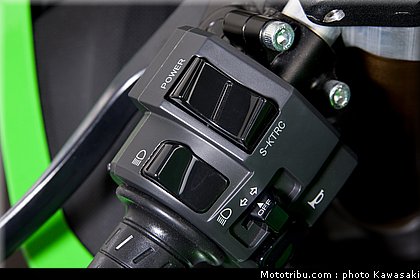 kawasaki_zx10r_2011_0066.jpg