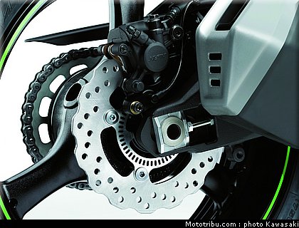 kawasaki_zx10r_2011_0076.jpg