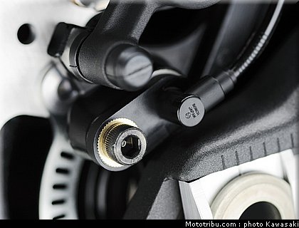 kawasaki_zx10r_2011_0077.jpg