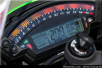kawasaki_zx10r_2011_0087.jpg