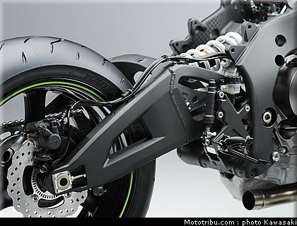 kawasaki_zx10r_2011_0101.jpg