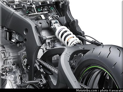 kawasaki_zx10r_2011_0103.jpg