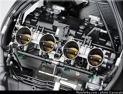 kawasaki_zx10r_2011_0116.jpg