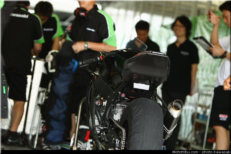 kawasaki_zx10r_2011_test_suzuka_2011_02